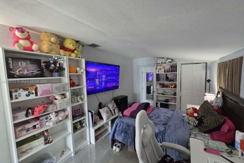 House in Miami, Florida 4 bedrooms, 138.89 sq.m. № 1952548 - photo 25