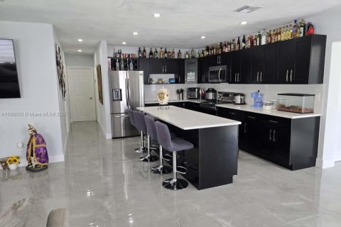 House in Miami, Florida 4 bedrooms, 138.89 sq.m. № 1952548 - photo 8
