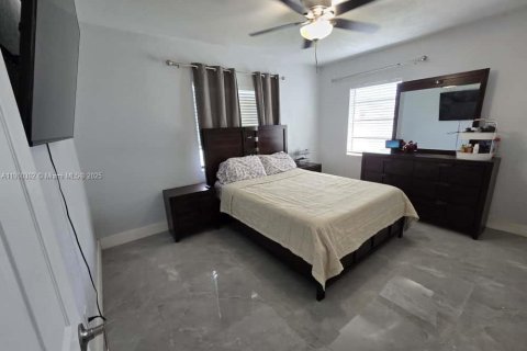 House in Miami, Florida 4 bedrooms, 138.89 sq.m. № 1952548 - photo 12