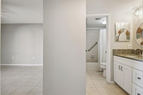 Condo in New Port Richey, Florida, 2 bedrooms № 2143627 - photo 25