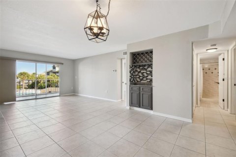 Condo in New Port Richey, Florida, 2 bedrooms № 2143627 - photo 13