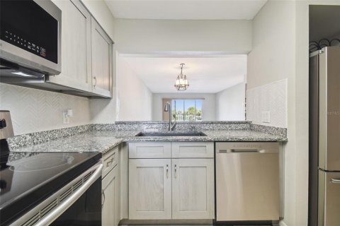 Condo in New Port Richey, Florida, 2 bedrooms № 2143627 - photo 10