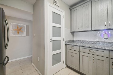 Condo in New Port Richey, Florida, 2 bedrooms № 2143627 - photo 9