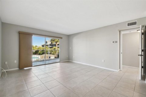Condo in New Port Richey, Florida, 2 bedrooms № 2143627 - photo 17