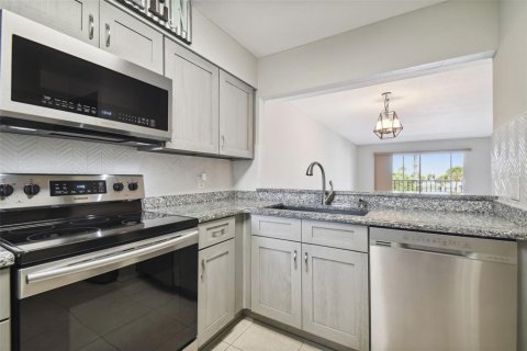 Condo in New Port Richey, Florida, 2 bedrooms № 2143627 - photo 11