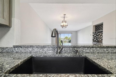 Condo in New Port Richey, Florida, 2 bedrooms № 2143627 - photo 7