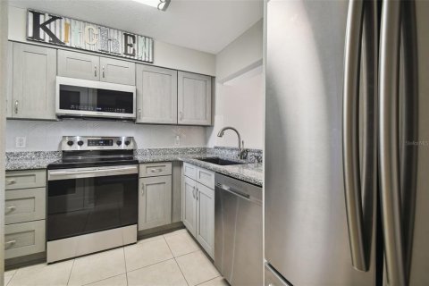 Condo in New Port Richey, Florida, 2 bedrooms № 2143627 - photo 5