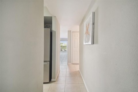 Condo in New Port Richey, Florida, 2 bedrooms № 2143627 - photo 3