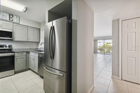 Condo in New Port Richey, Florida, 2 bedrooms № 2143627 - photo 4