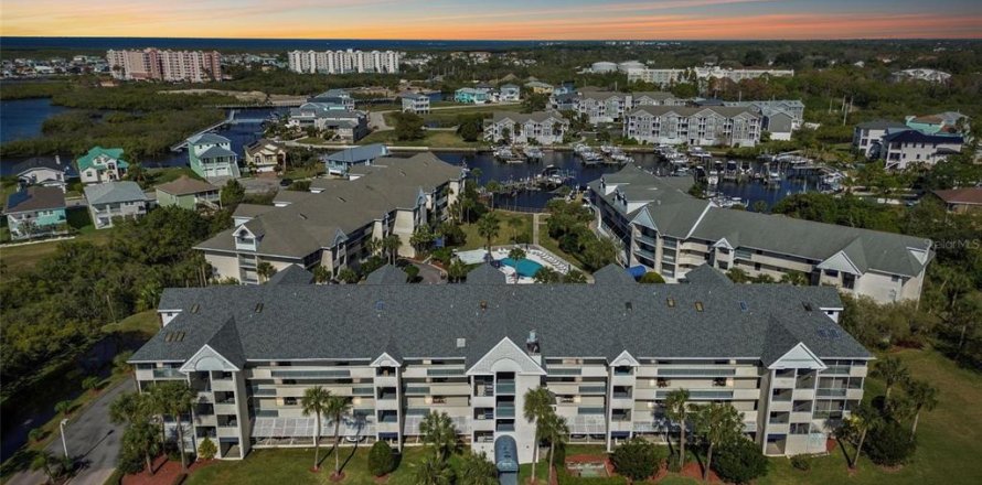Condo in New Port Richey, Florida, 2 bedrooms № 2143627