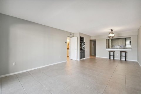 Condo in New Port Richey, Florida, 2 bedrooms № 2143627 - photo 18