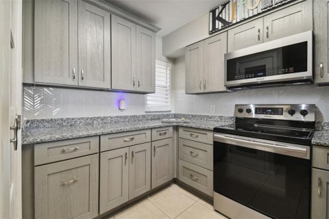 Condo in New Port Richey, Florida, 2 bedrooms № 2143627 - photo 8