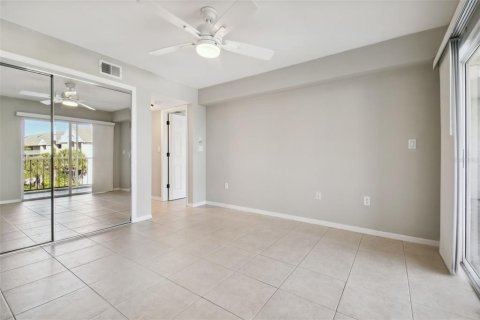 Condo in New Port Richey, Florida, 2 bedrooms № 2143627 - photo 30