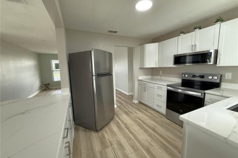 House in Pinellas Park, Florida 2 bedrooms, 123.37 sq.m. № 1894585 - photo 5