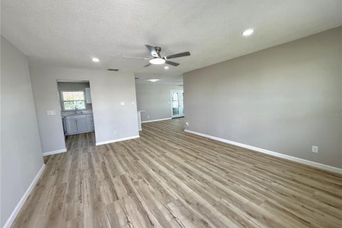 House in Pinellas Park, Florida 2 bedrooms, 123.37 sq.m. № 1894585 - photo 9