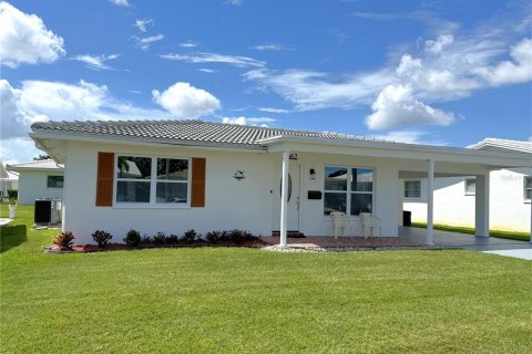 House in Pinellas Park, Florida 2 bedrooms, 123.37 sq.m. № 1894585 - photo 1