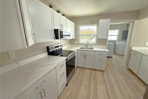House in Pinellas Park, Florida 2 bedrooms, 123.37 sq.m. № 1894585 - photo 3
