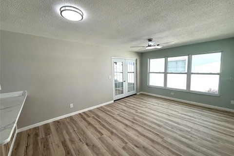 House in Pinellas Park, Florida 2 bedrooms, 123.37 sq.m. № 1894585 - photo 10