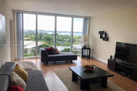 Condo in Bal Harbour, Florida, 1 bedroom  № 1703534 - photo 1