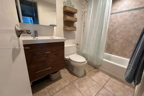 Condo in Hallandale Beach, Florida, 1 bedroom  № 1942256 - photo 11