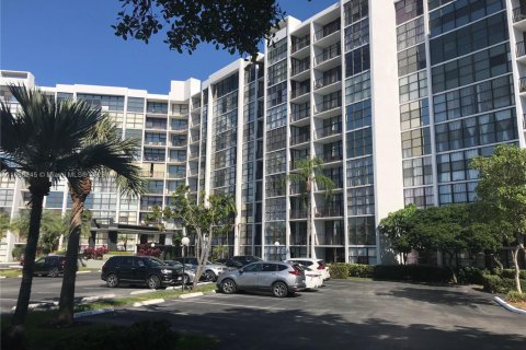 Condo in Hallandale Beach, Florida, 1 bedroom  № 1942256 - photo 15