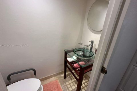 Condo in Hallandale Beach, Florida, 1 bedroom  № 1942256 - photo 13