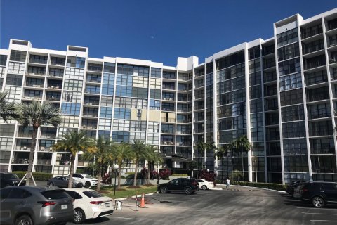 Condo in Hallandale Beach, Florida, 1 bedroom  № 1942256 - photo 1