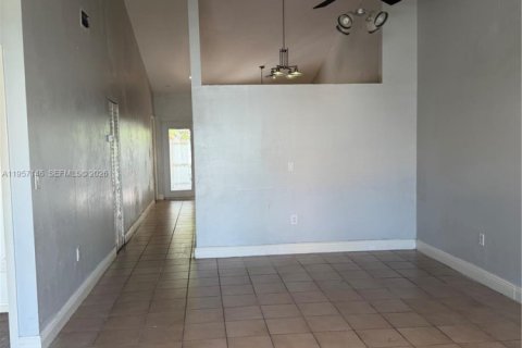Casa en alquiler en Hialeah Gardens, Florida, 3 dormitorios, 118.17 m2 № 2011207 - foto 2