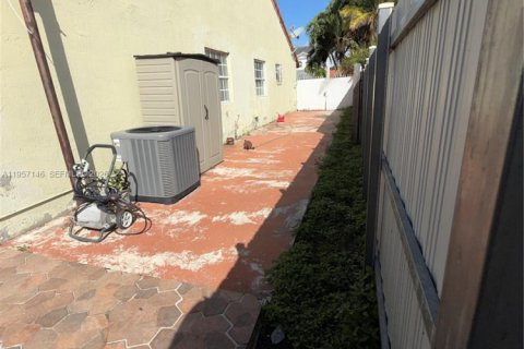 Casa en alquiler en Hialeah Gardens, Florida, 3 dormitorios, 118.17 m2 № 2011207 - foto 19