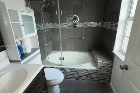 Casa en alquiler en Hialeah Gardens, Florida, 3 dormitorios, 118.17 m2 № 2011207 - foto 12