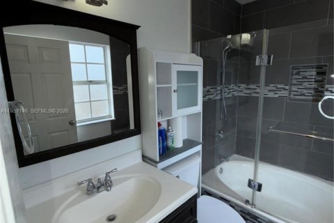 Casa en alquiler en Hialeah Gardens, Florida, 3 dormitorios, 118.17 m2 № 2011207 - foto 13