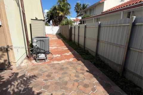 Casa en alquiler en Hialeah Gardens, Florida, 3 dormitorios, 118.17 m2 № 2011207 - foto 18