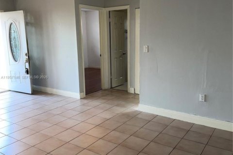 Casa en alquiler en Hialeah Gardens, Florida, 3 dormitorios, 118.17 m2 № 2011207 - foto 3