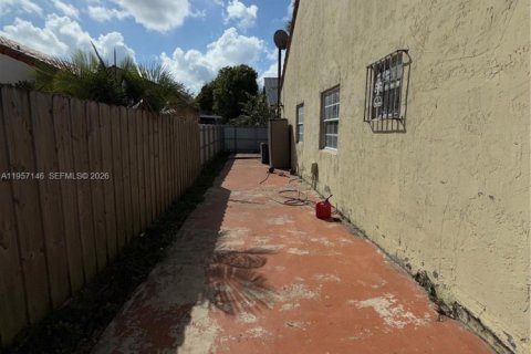 Casa en alquiler en Hialeah Gardens, Florida, 3 dormitorios, 118.17 m2 № 2011207 - foto 20