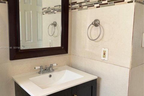 Casa en alquiler en Hialeah Gardens, Florida, 3 dormitorios, 118.17 m2 № 2011207 - foto 7