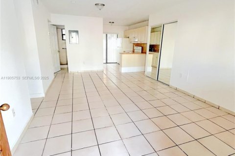 Condo in Hialeah, Florida, 2 bedrooms  № 2034925 - photo 8