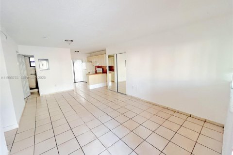 Condo in Hialeah, Florida, 2 bedrooms  № 2034925 - photo 9