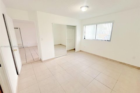 Condo in Hialeah, Florida, 2 bedrooms  № 2034925 - photo 24