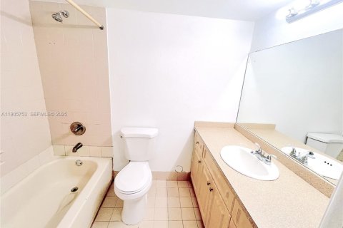 Condo in Hialeah, Florida, 2 bedrooms  № 2034925 - photo 25