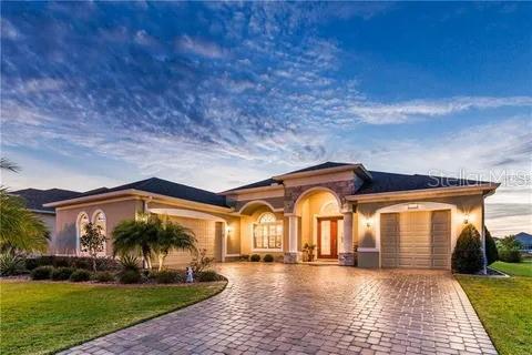 House in Mount Dora, Florida 4 bedrooms, 241.73 sq.m. № 1192090 - photo 1