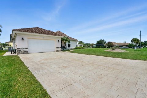 House in Palm Coast, Florida 4 bedrooms, 322.84 sq.m. № 1907393 - photo 4
