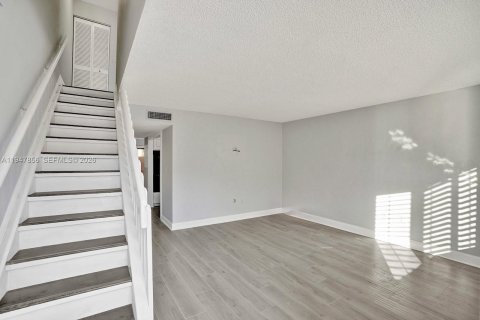 Снять в аренду таунхаус в Майами, Флорида 2 спальни, 107.02м2, № 2003942 - фото 3