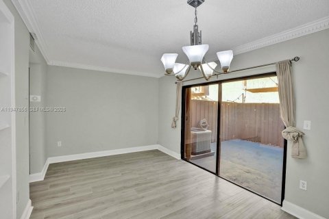 Снять в аренду таунхаус в Майами, Флорида 2 спальни, 107.02м2, № 2003942 - фото 13