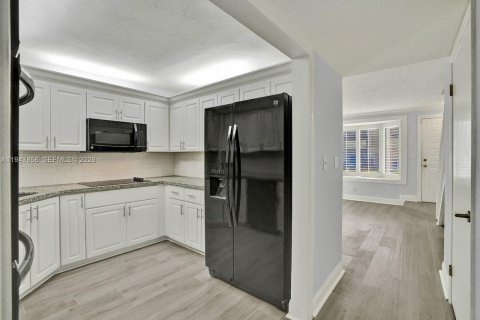 Снять в аренду таунхаус в Майами, Флорида 2 спальни, 107.02м2, № 2003942 - фото 11