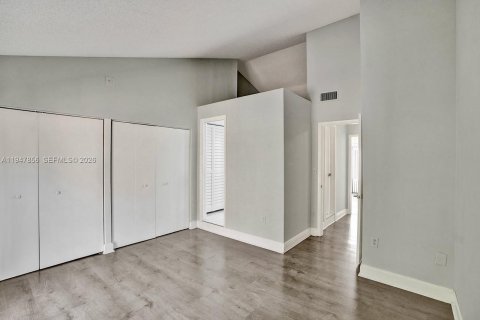 Снять в аренду таунхаус в Майами, Флорида 2 спальни, 107.02м2, № 2003942 - фото 29