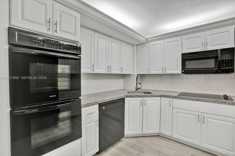 Снять в аренду таунхаус в Майами, Флорида 2 спальни, 107.02м2, № 2003942 - фото 9