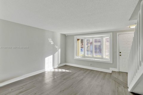 Снять в аренду таунхаус в Майами, Флорида 2 спальни, 107.02м2, № 2003942 - фото 5