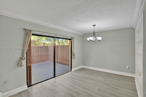 Снять в аренду таунхаус в Майами, Флорида 2 спальни, 107.02м2, № 2003942 - фото 15