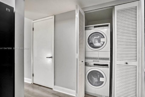 Снять в аренду таунхаус в Майами, Флорида 2 спальни, 107.02м2, № 2003942 - фото 17