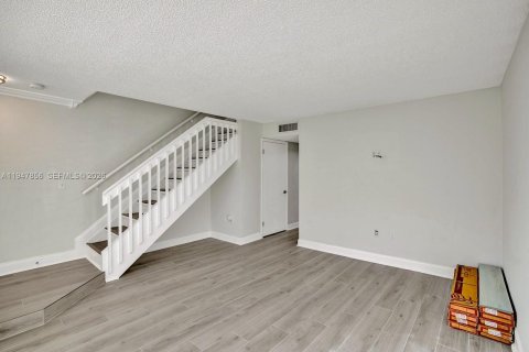 Снять в аренду таунхаус в Майами, Флорида 2 спальни, 107.02м2, № 2003942 - фото 6